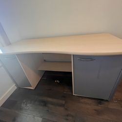 Light Beige/wood Table