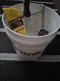 I'm Sellin Buckets Whit 1 Brush 1 Mini Roll 1 Hand Doll 1 Screen