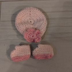 crochet shoes and a hat for 18" doll
