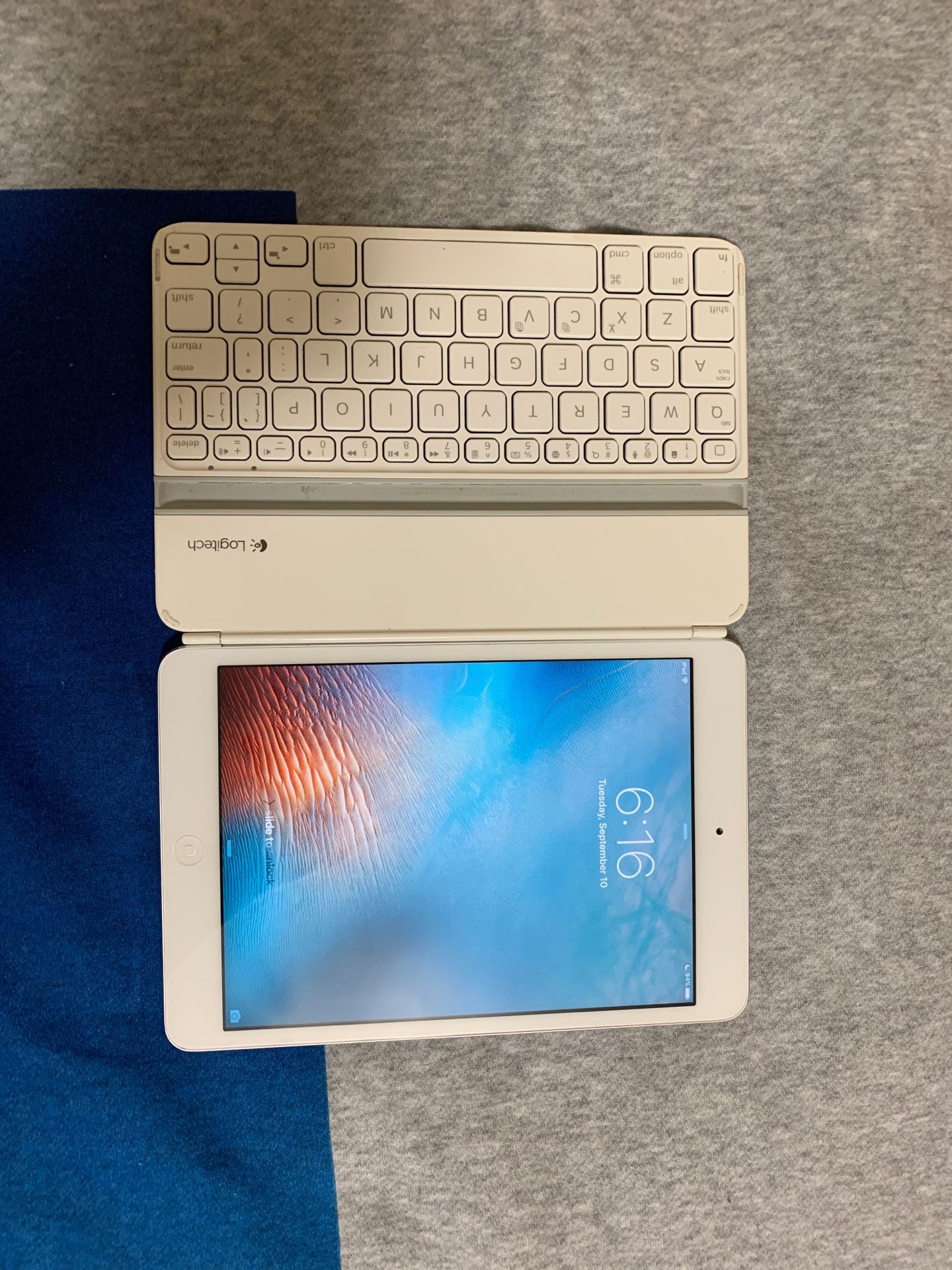 iPad Mini 3 16GB /with Logitech Keyboard