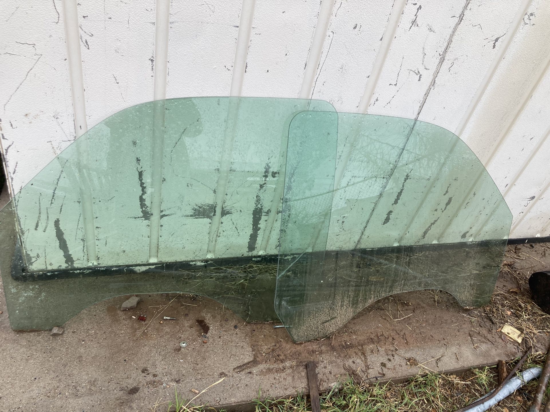 Front Two Windows GMC Chevy Early 2000 S