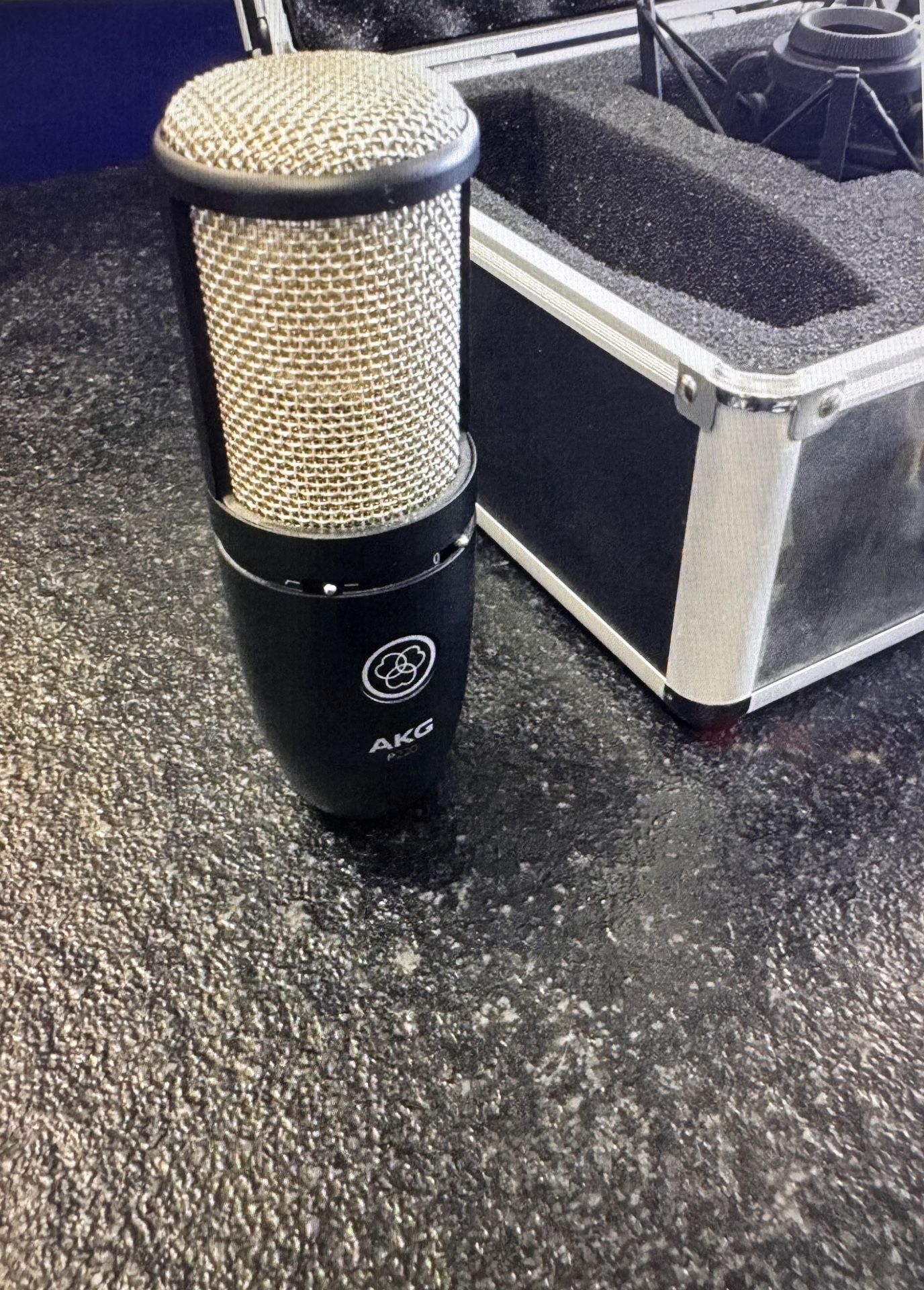 Microphone AKG P220 Large Diaphragm Condenser