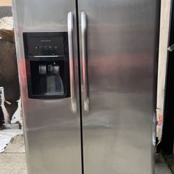 FRIGIDAIRE Refrigerator