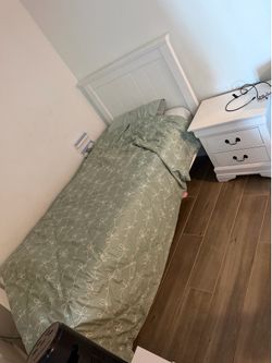 Cama y mesita de noche