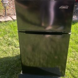 Arctic King Mini refrigerator/freezer 