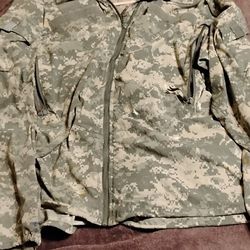 U.S. Military Issued Green Camo Set Class 5 Cold Weather And Desert Tan Navy Jacket