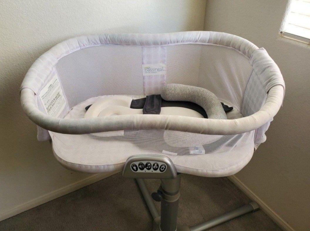 HALO Bassinest Swivel Sleeper Premiere Series Bassinet, Luna