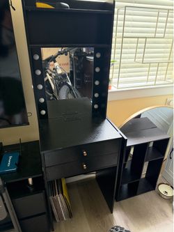 Vanity light up desk with mirror