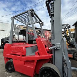 TOYOTA forklift 5,000 Lb GOOD CONDITION 