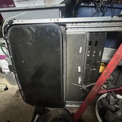 07 Chevy Suburban Complete Sunroof Part
