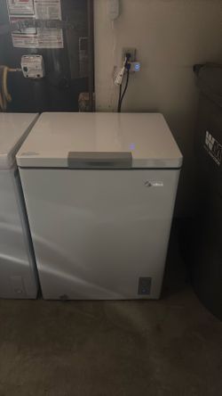 Midea 5 cu ft chest freezer, good as new