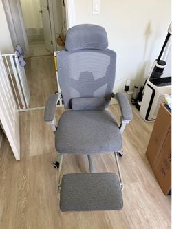 Ergonomic Office Chair w/ Footrest, Headrest & Lumbar Support – Like New
