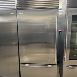 SUB ZERO 36”WIDE BUILT IN STAINLESS STEEL BOTTOM FREEZER 