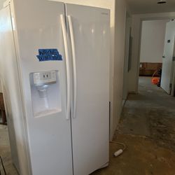 Samsung Refrigerator Freezer with Ice & Water Dispenser