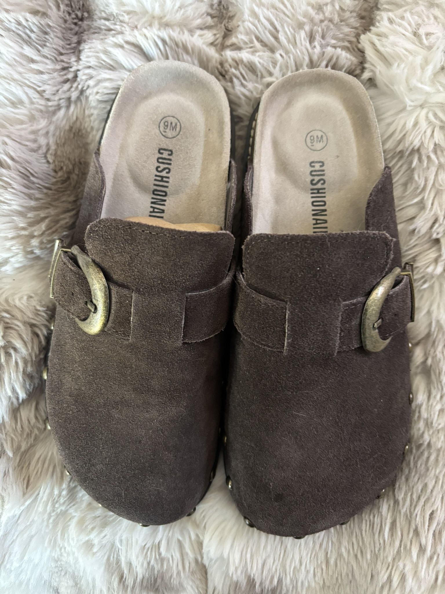 Cushionaire Women’s Bronco Suede Mules Size 9