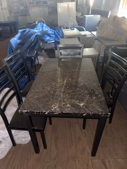 Dining room table + 4 chairs