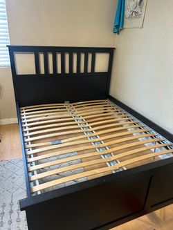 Queen size bedframe