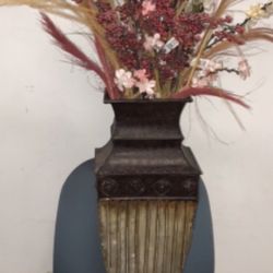 Bucaro De Metal Con Flores — Metal Vase With Flowers