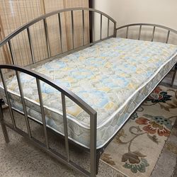 Twin Daybed Bed & Clean Reversible Mattress 🚚 extra.