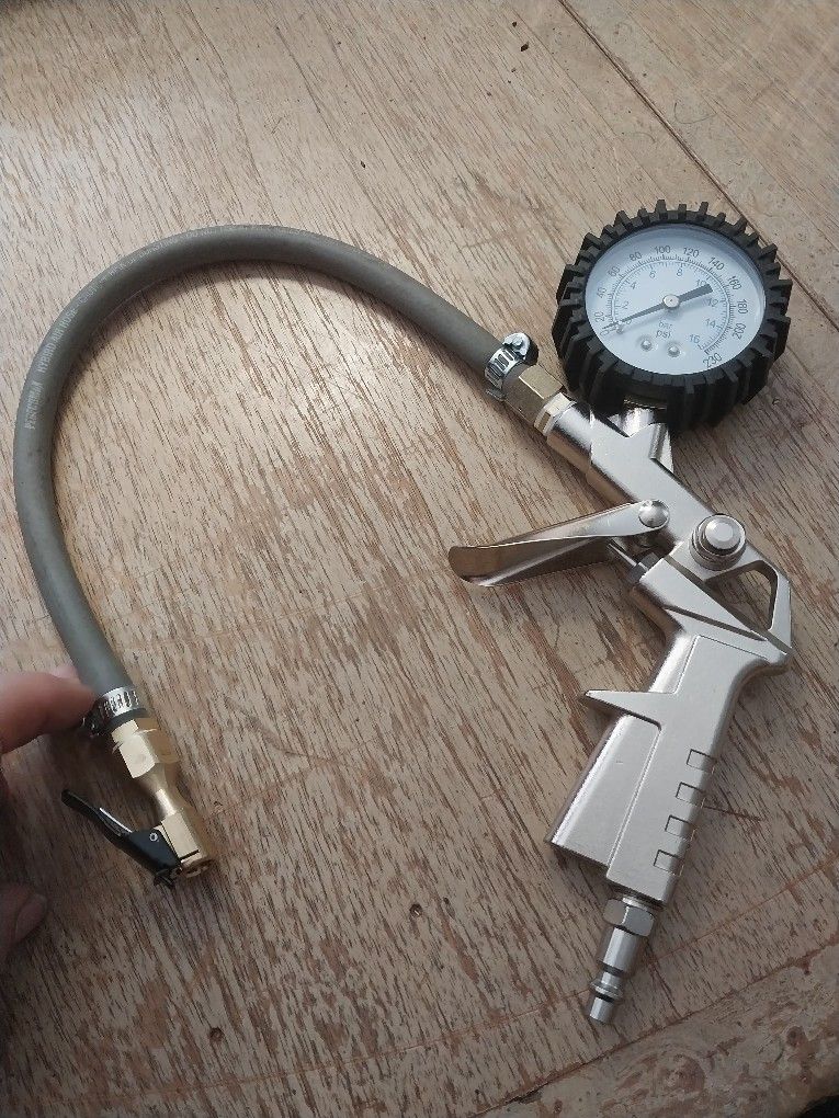 Quick Fill Tire Pressure Gauge With 230lb 3 Inch Diameter Gauge