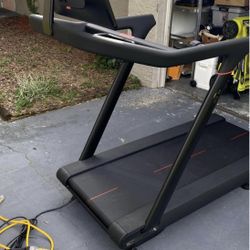Peloton-treadmill 