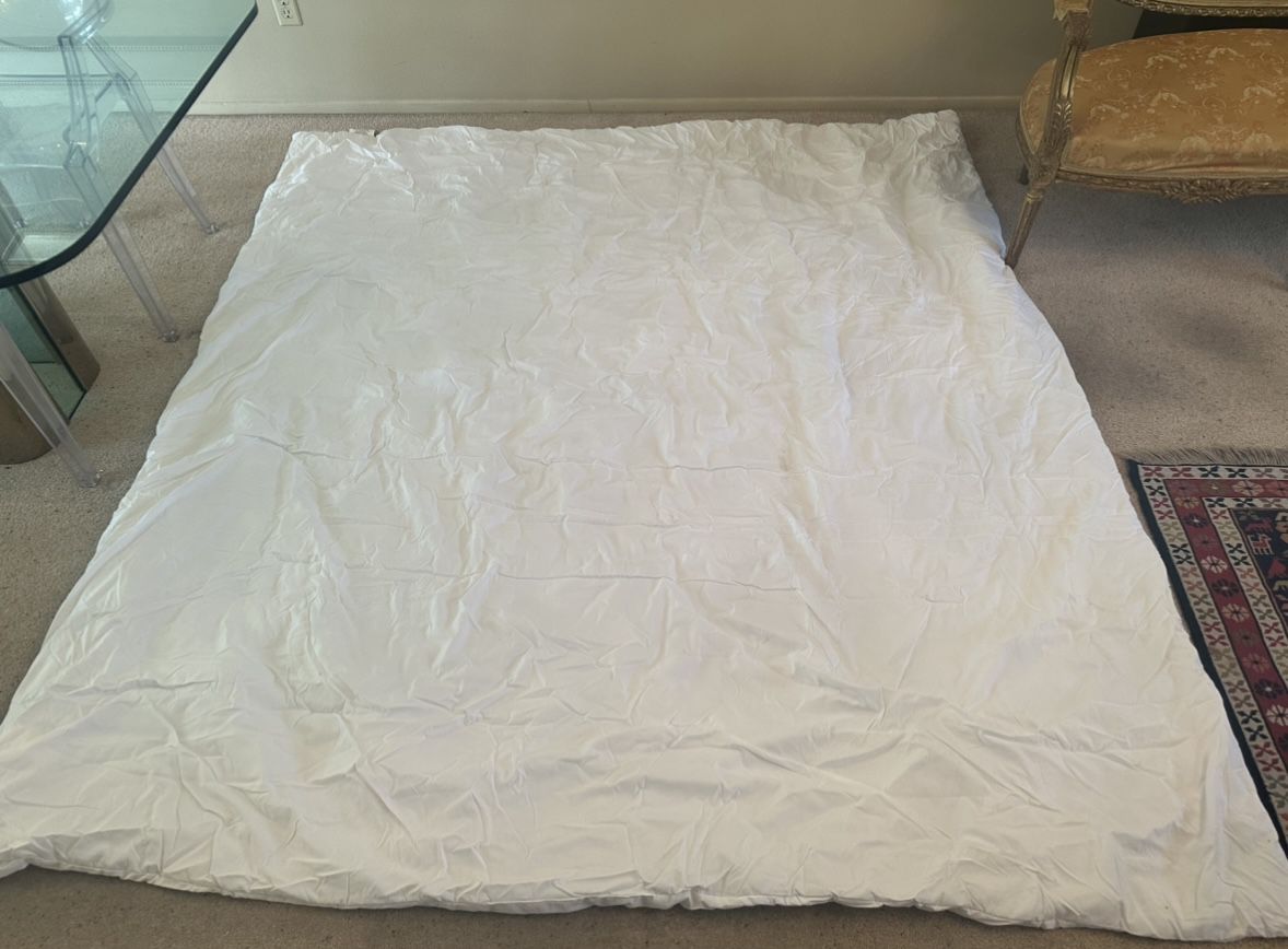 Like New Queen Size White Target Blanket Comforter 7ft By 92”