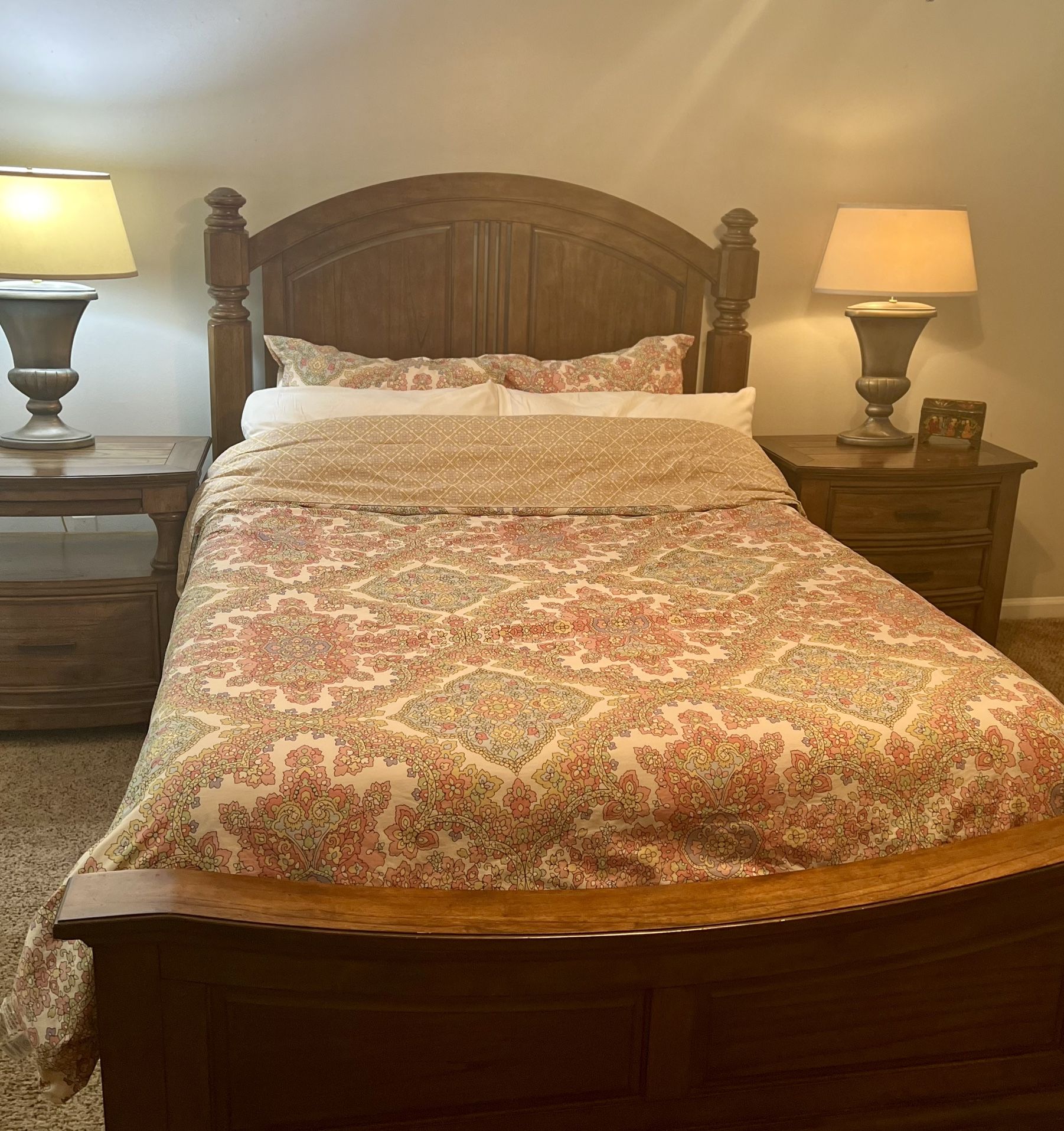 Bed And2 Side Table And Lamps