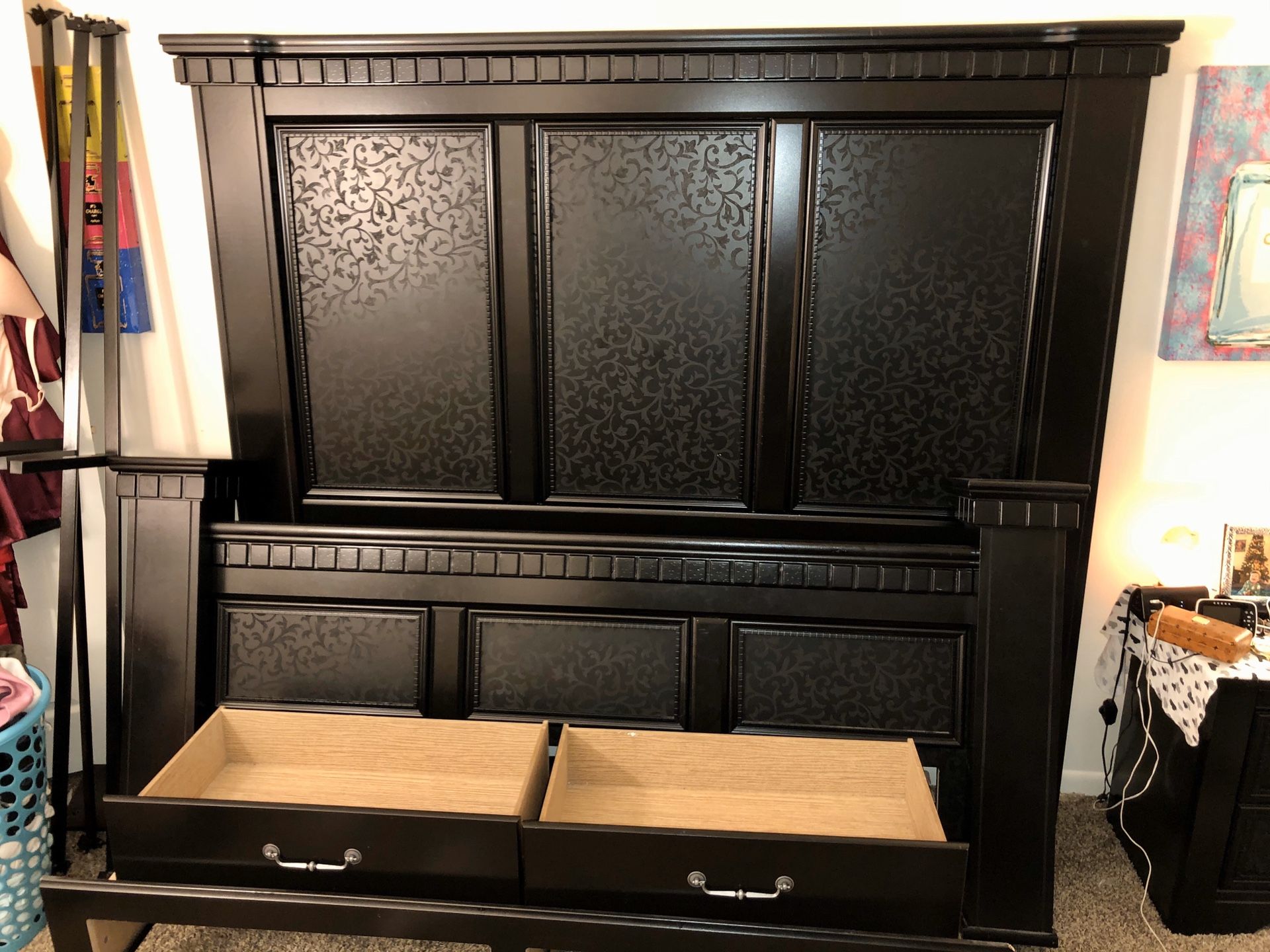 •BEDROOM SET• QUALITY KING SIZE NEED IT GONE NOW