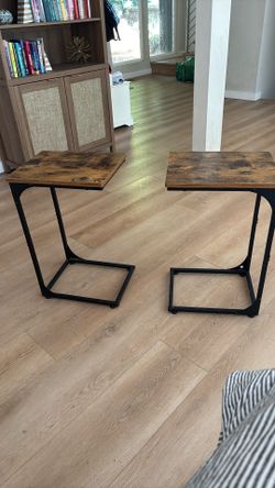 Set of 2 end tables