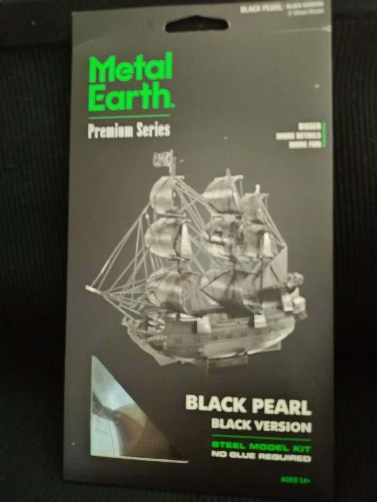 Metal Earth Black Pearl Model Kit