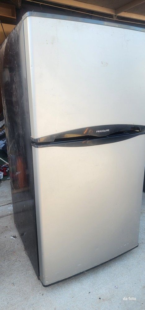 Frigidaire Mini Fridge/ Freezer