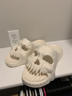 SKULL SLIDE SIZE 10 BRAND NEW NEVER WORN