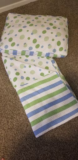 Full size quilt, oversized decor pillow, fuzzy rug