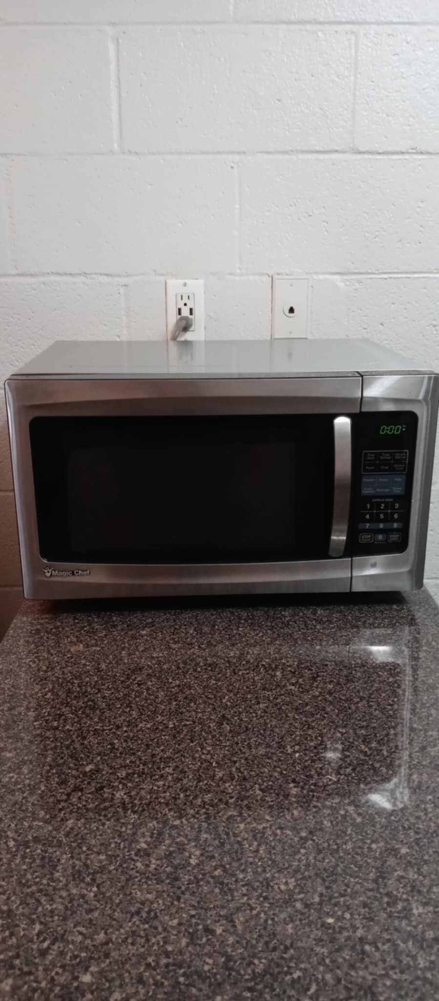 Large Magic Chef Microwave Works Great Rainbow / Charleston Cash Only Pick Up Between 1:00 And 5:30 Read Description