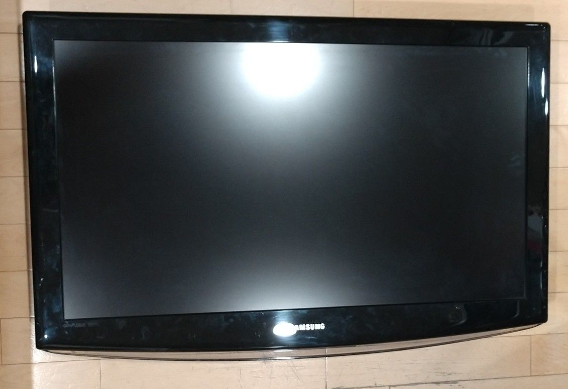 Samsung 40" LCD TV no stand no remote