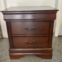 Classic 2 Drawer nightstand 