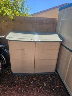 Rubbermaid storage 4.5x3
