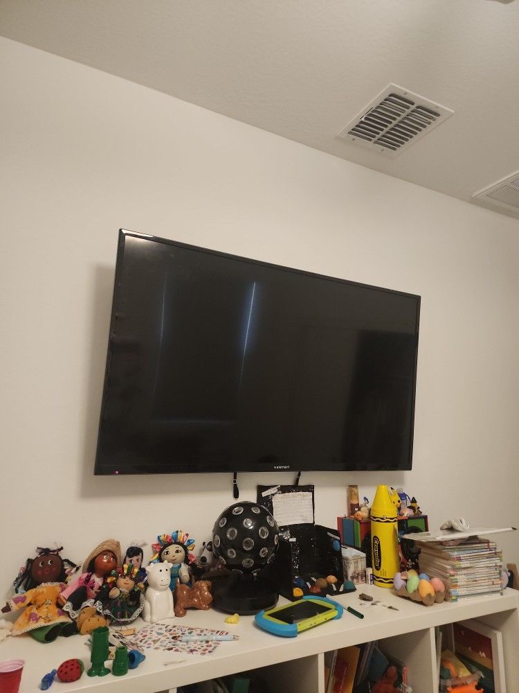 42" TV WITH WALL MOUNT