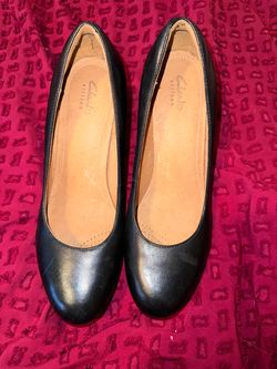 Clark’s artisan leather black pumps