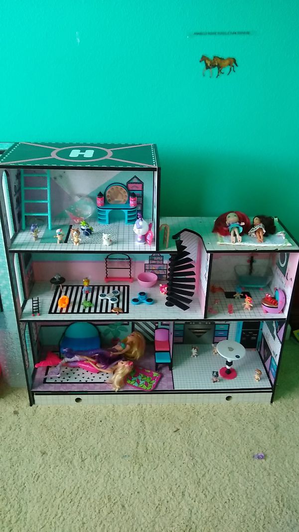 Lol doll house with lol doll stuff and lots of others please give me an