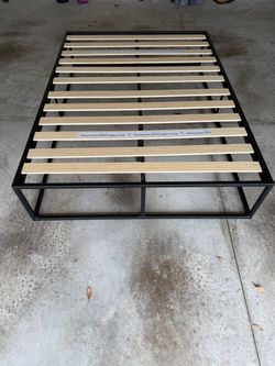 Full Size Metal Platform Bed Frame – Like New, Black – Auburndale, FL