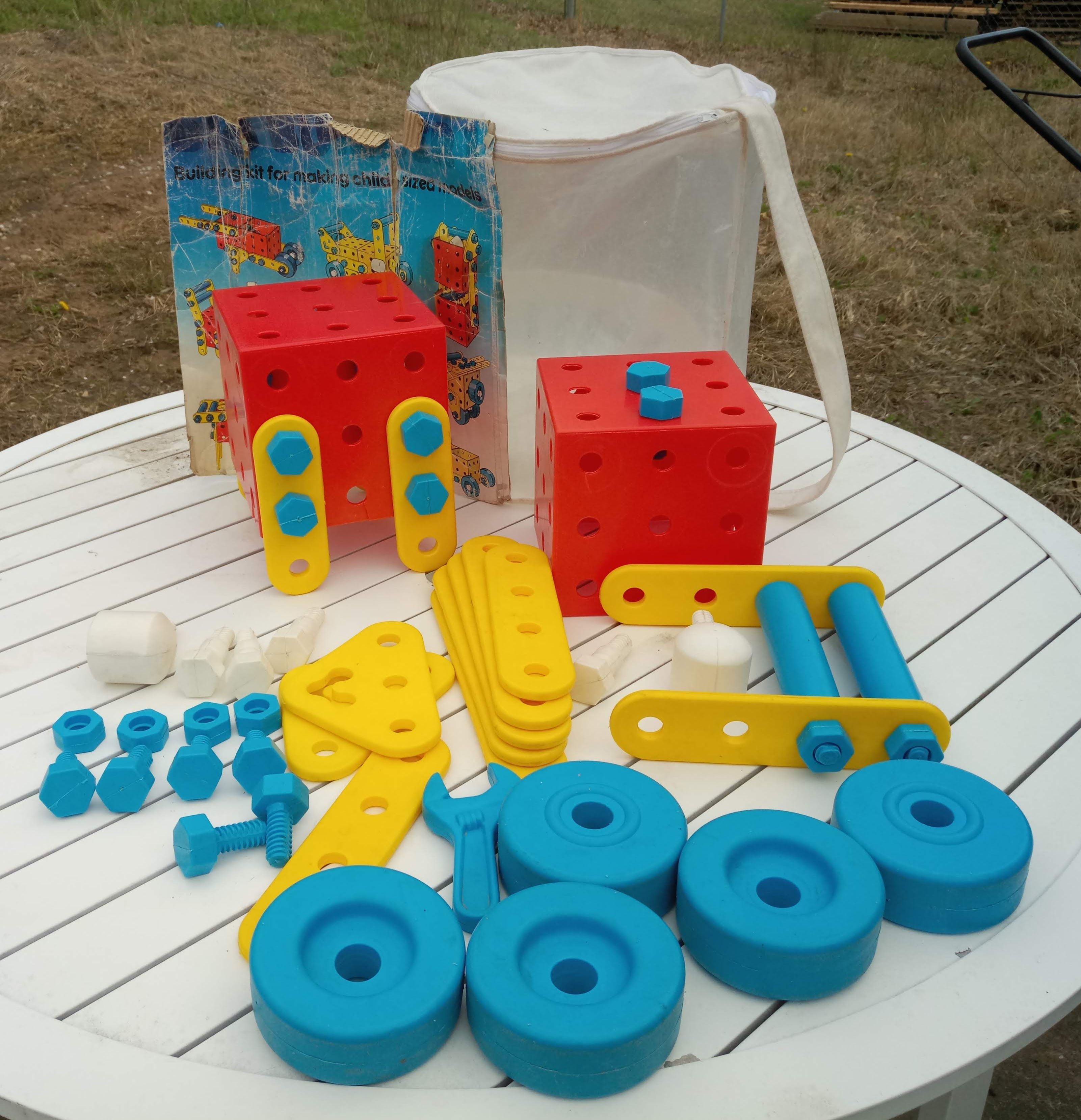 64 PIECE CHILD SIZE BUILING KIT