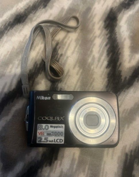 Nikon CoolPix 8.0 megapixels 2.5 inch LCD Camera