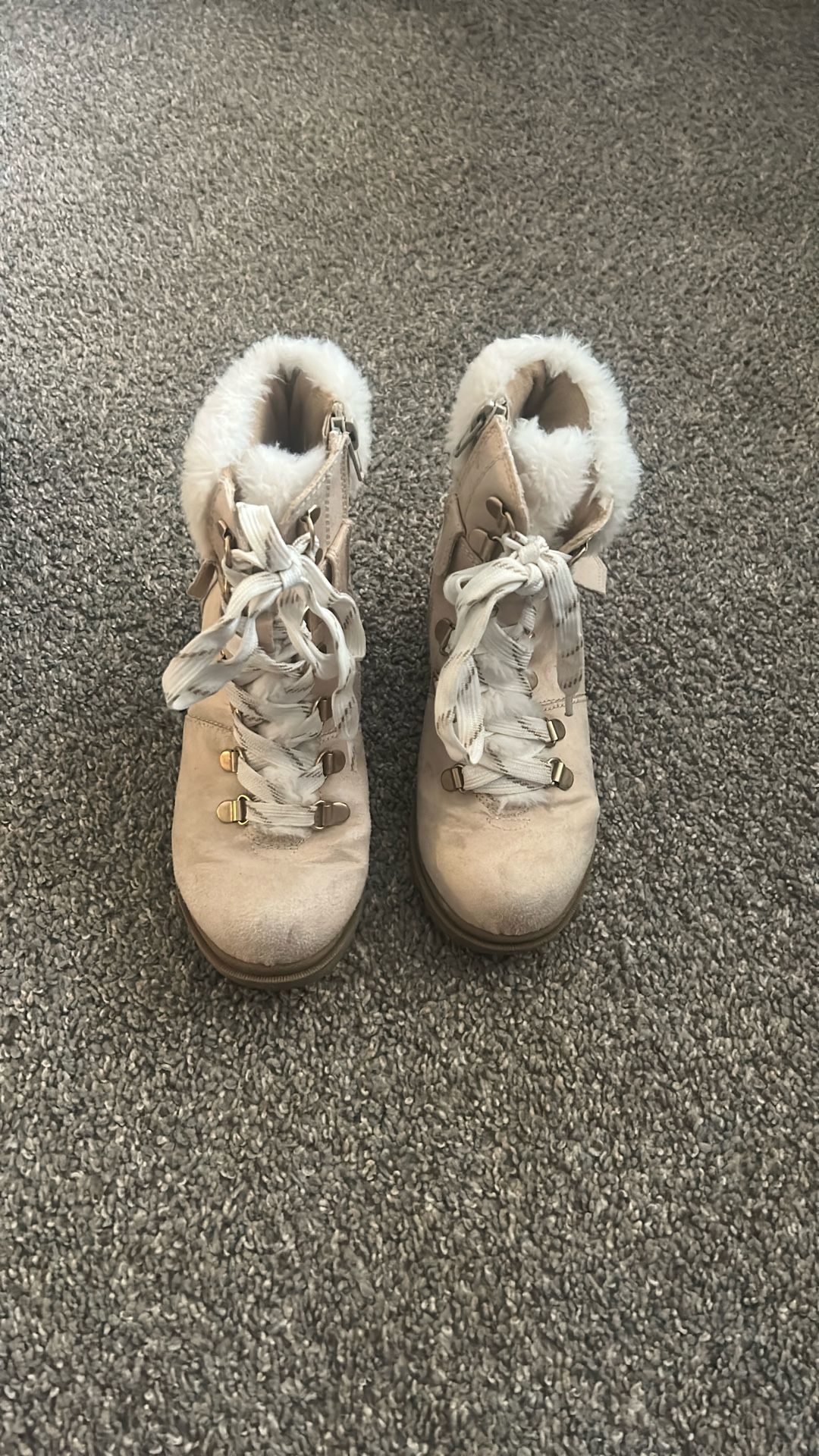 Girl’s Cream Colored Boots With Fur