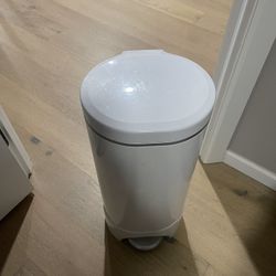 Munchkin Diaper Pail - White