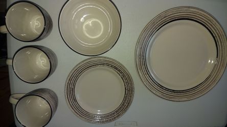 Dish Set – 12 Piece Partial Set – Plates, Bowls & Cups