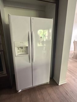 ❄️ Moving Sale – Frigidaire Side-by-Side Refrigerator