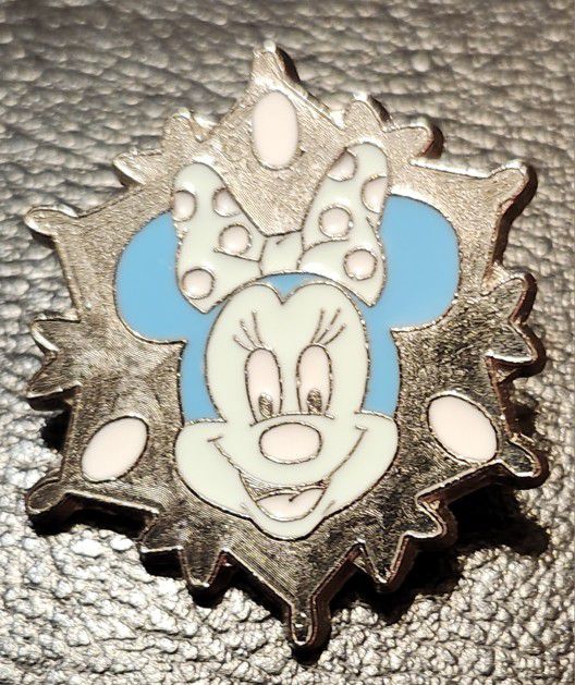 Disney Pin Disneyland Resort 2007 Hotel Hidden Mickey Snowflake Collection Minnie Mouse. In mint condition with the exception of the missing back