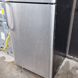 APARTMENT SIZE REFRIGERATOR. ( USED.)
