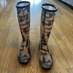 Burberry rain boots size 40 (8.5-9)